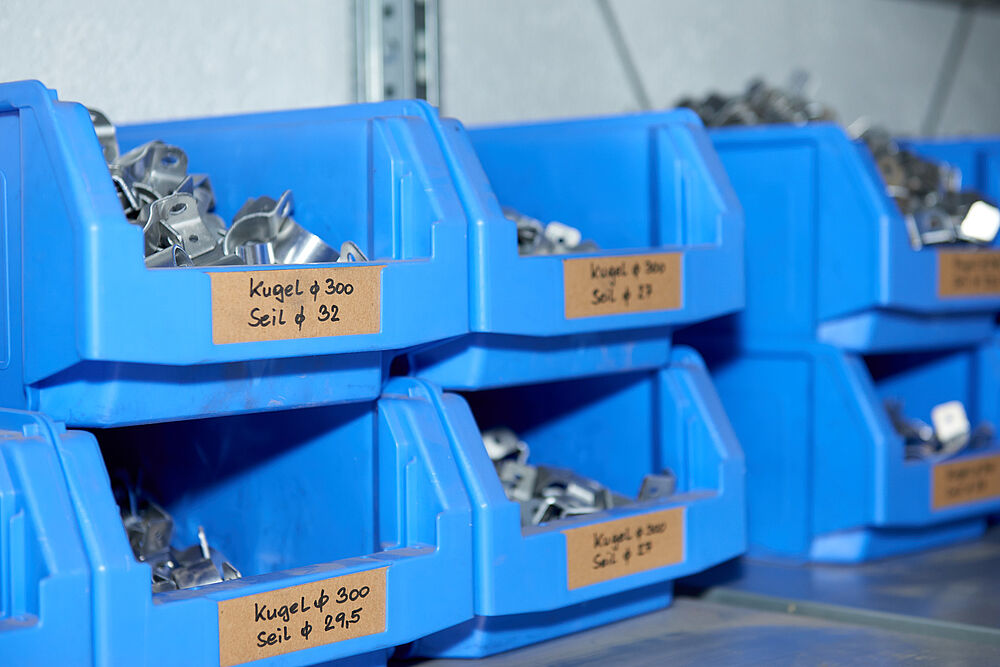 Umfangreiches Sortiment für die Montage der Flugwarnwarnkugeln