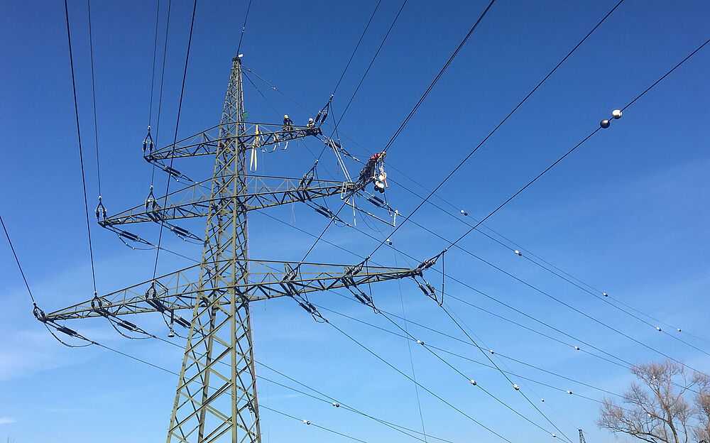 Vogelwarnkugel VWK 300 bei der Montage Vogelwarnkugel VWK 300 bei der Montage