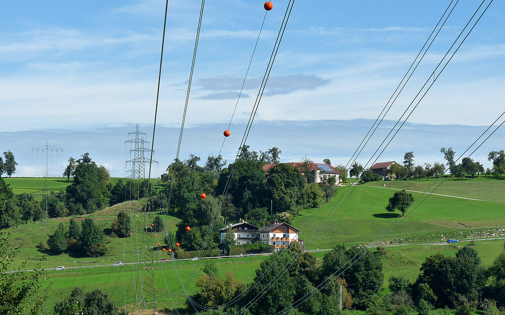 Flugwarnkugeln im Wohngebiet
