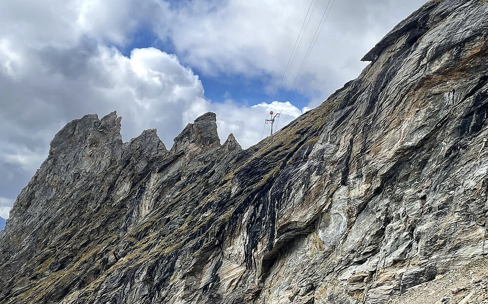 Flugwarnkugeln in den Bergen auf einer Seilbahnstütze