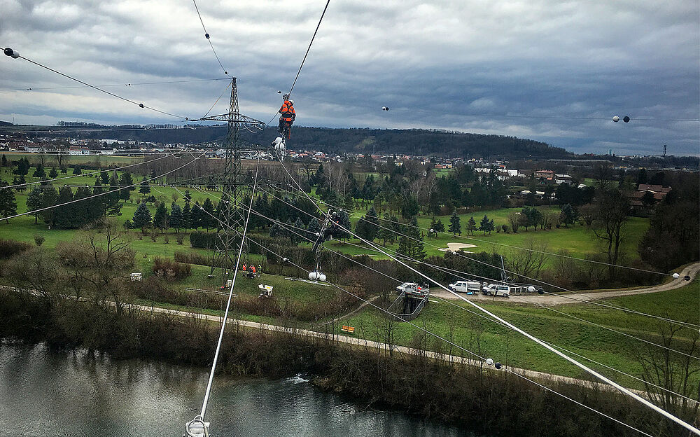 Vogelwarnkugel VWK 300 bei der Montage Vogelwarnkugel VWK 300 bei der Montage
