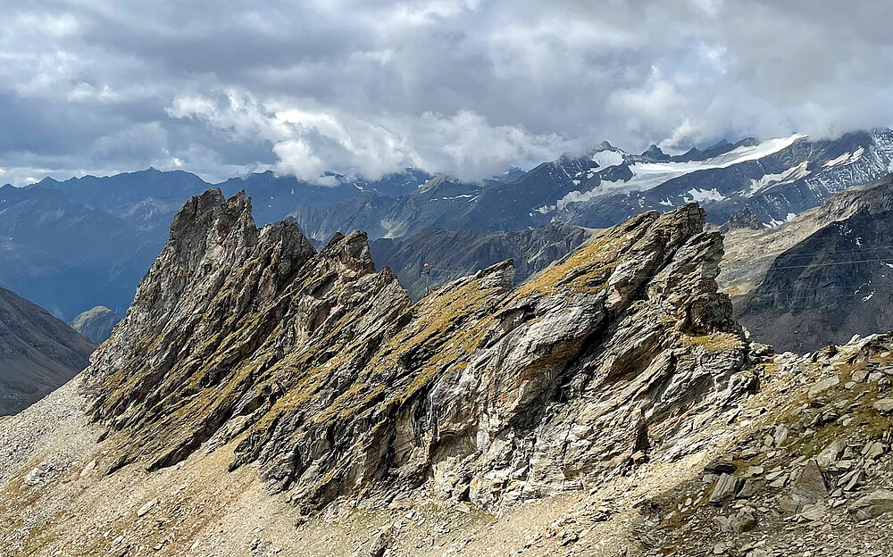 Flugwarnkugeln in den Bergen auf einer Seilbahnstütze