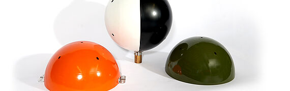 Flugwarnkugeln, Vogelschutzkugeln und Vogelwarnkugeln in verschiedenen Größen und Farben Flugwarnkugeln, Vogelschutzkugeln und Vogelwarnkugeln in verschiedenen Größen und Farben