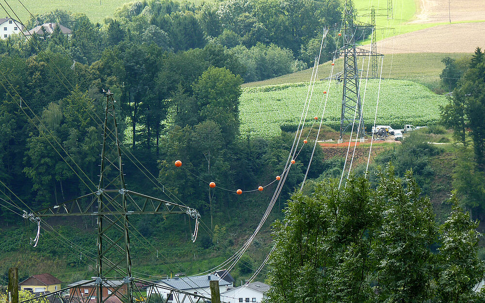 Flugwarnkugeln im Wohngebiet
